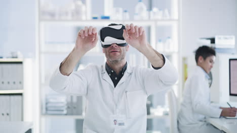 Ein-Wissenschaftler,-Der-Ein-Virtual-Reality-Headset-Verwendet
