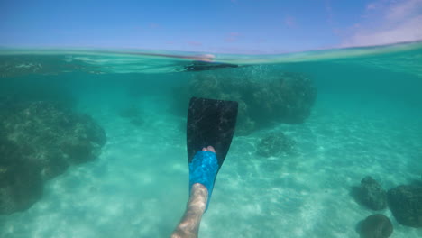 Over-Under-Aufnahme-Eines-Rückenschwimmens-Beim-Schnorcheln-In-Rarotonga