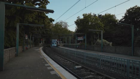 Straßenbahn-Fährt-Abends-Vom-Bahnhof-In-Köln-Ab