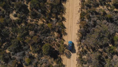 Auto-Fährt-Eine-4x4-Strecke-In-Westaustralien-Entlang,-Drohnenaufnahme-Aus-Der-Luft