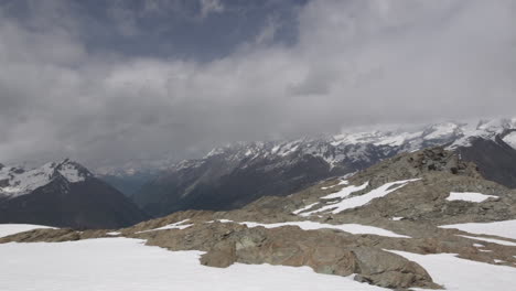 Toma-Panorámica-De-La-Cabaña-De-Montaña-En-Medio-Del-área-Del-Glaciar-Rodeada-Por-El-Zermatt