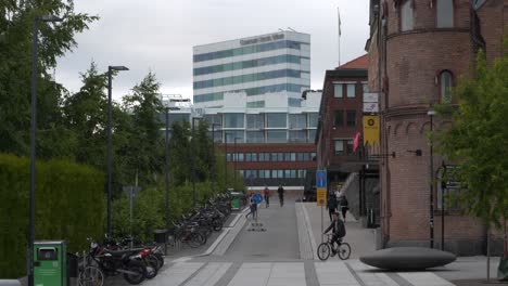 Typischer-Straßenalltag-In-Einer-Schwedischen-Kleinstadt