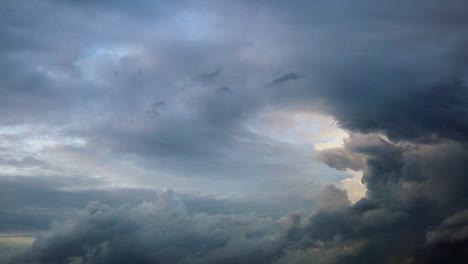 Timelapse-De-Nubes-Oscuras-Antes-De-Una-Tormenta