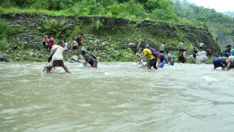 Fischtötungsfest-Im-Himalaya:-Maund-Mela