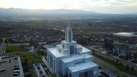 Drone-Shot-lowering-and-panning-up-revealing-the-LDS-Draper-Temple-with-the-Salt-Lake-Valley-in-the-background