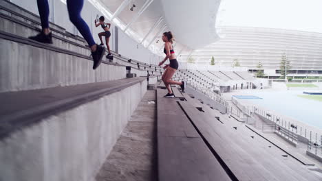 Un-Grupo-De-Atletas-Corriendo-Por-Una-Escalera