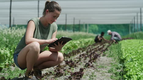 Una-Joven-Agricultora-Usando-Una-Tableta-Digital