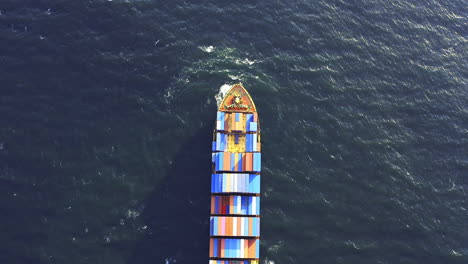 Ein-Containerschiff,-Das-Auf-Dem-Meer-Segelt