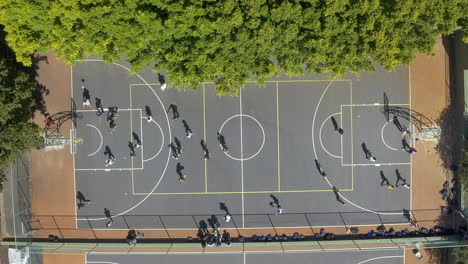 4K-Drohnenaufnahmen-Von-Menschen,-Die-Basketball-Spielen