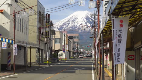 Vista-Del-Monte-Fuji-Desde-Las-Calles-De-Fujiyoshida,-Japón