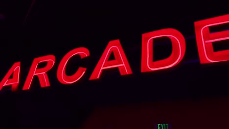 Eine-Rote-Leuchtreklame-Mit-Der-Aufschrift-„Arcade“-Auf-Schwarzem-Hintergrund