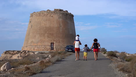 Familia-De-Vacaciones-En-Torre-De-Mesa-Roldan-En-Almería,-España