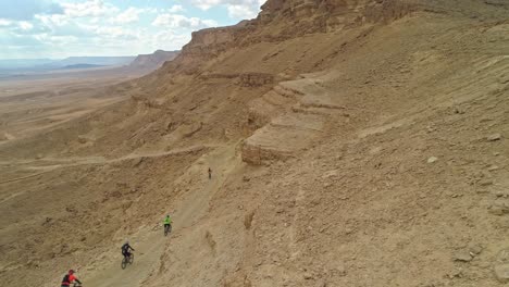 Luftaufnahmen-Einer-Gruppe-Von-Fahrradfahrern,-Die-Auf-Radwegen-In-Der-Wüste-Unterwegs-Sind