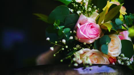Brautblumenstrauß,-Nahaufnahme,-Schwenkaufnahme-Mit-Dunklem-Hintergrund