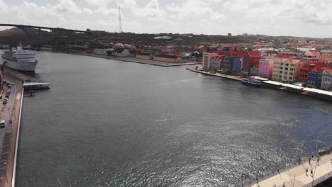 Bahía-De-Sint-Anna-Con-Un-Crucero-Embarcado-Atracado-En-El-Puerto-De-Willemstad,-Curacao