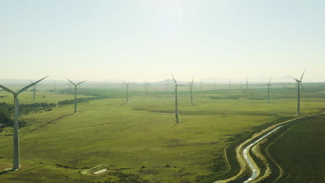 Windkraftanlagen-Auf-Einem-Offenen-Feld