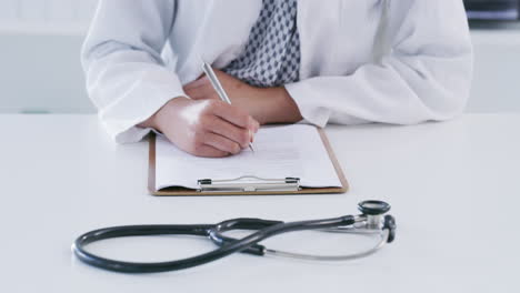 Arzt-Füllt-Krankenversicherungsunterlagen-Aus
