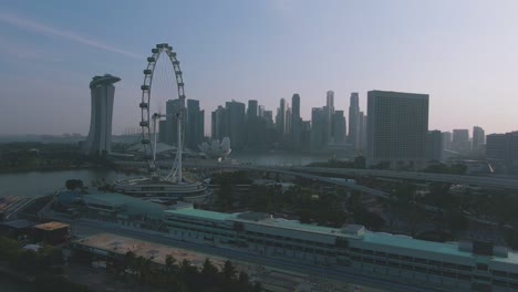 Vista-Panorámica-Aérea-Del-Paisaje-Urbano-De-Singapur-Con-Atracciones-Turísticas-Populares,-Tomada-Con-Un-Dron