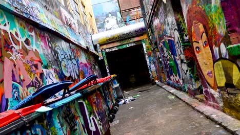 Tourists-visiting-graffiti-artwork-in-Hosier-Lane-Melbourne-CBD