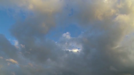 Rain-clouds-move-fast-in-the-sky,-time-lapse