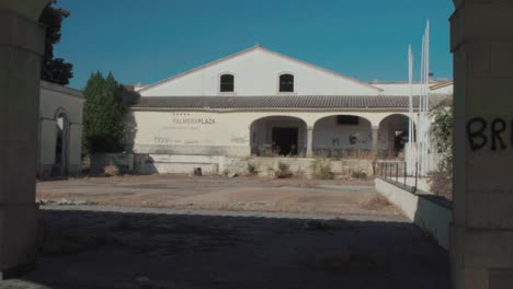 Patio-of-abandoned-Palmera-Plaza-Grand-Hotel-in-Jerez,-Spain,-Zoom-In