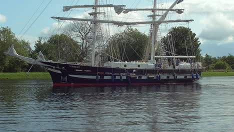 Ts-Royalistisches-Segelschiff-Auf-Dem-Kaledonischen-Kanal