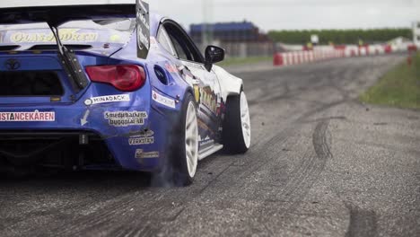 Toyota-GT86-starts-a-drift-race-with-extreme-acceleration,-spinning-tires-and-smoke-from-the-wheels-in-super-slow-motion