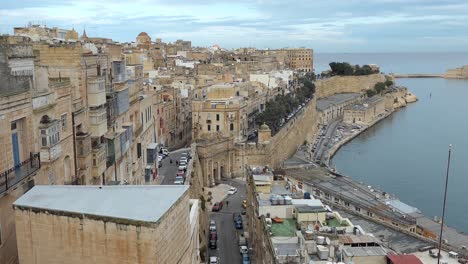 Calles-De-La-Ciudad-De-Valletta-En-Malta,-Europa-Vistas-Desde-El-Fuerte-De-Los-Jardines-De-La-Barraca-Superior