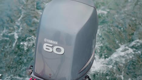 Console-boat-with-outboard-engine-at-speed