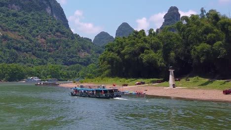 Sightseeing-Boot-Voller-Touristen,-Die-Zu-Einer-Reise-Auf-Dem-Herrlichen-Li-Fluss-Von-Guilin-Nach-Yangshuo,-China,-Aufbrechen