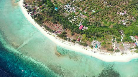 Exotischer-Strand-Einer-Philippinischen-Tropeninsel-Mit-Weißem-Sand,-Umgeben-Von-Bäumen,-Hotels-Und-Einer-Ruhigen-Lagune-Voller-Korallenriffe