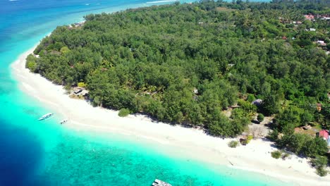 Lugar-De-Vacaciones-Paradisíaco-En-La-Isla-Tropical-De-Bali-Con-Una-Exuberante-Vegetación-Y-Una-Playa-De-Arena-Blanca-Bañada-Por-Una-Hermosa-Laguna-Azul-Turquesa