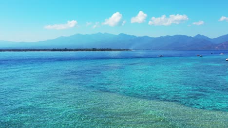 Wunderschöne-Meerestextur-Mit-Kristallklarem-Smaragdgrünem-Wasser-Der-Türkisfarbenen-Lagune-Rund-Um-Die-Küste-Tropischer-Inseln-Auf-Einem-Strahlend-Blauen-Himmelshintergrund-In-Thailand
