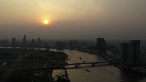 Drohnenaufnahme-Eines-Smogigen-Sonnenuntergangs-Am-Fluss-Saigon,-Typisch-Für-Einen-Tag-Mit-Extremer-Luftverschmutzung-In-Südostasien