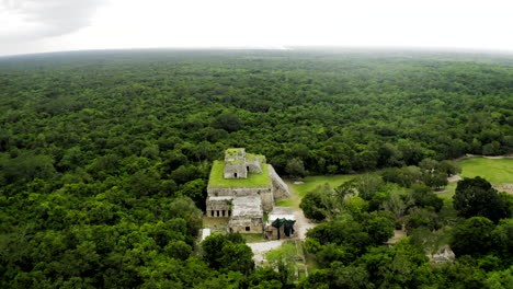 Aerial-perspective-of-the-Chichen-Itza-Pyramid,-court,-observatory,-all-the-buildings-and-jungle-from-above