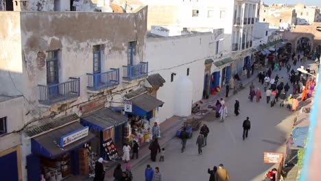 Mirando-Hacia-Abajo-En-Una-Zona-Comercial-En-Essaouira,-Marruecos-Durante-El-Día