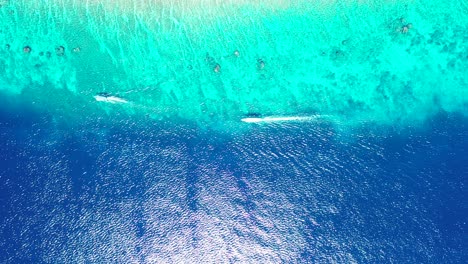 Insel-Maui,-Hawaii-–-Eine-Wundervolle-Landschaft-Aus-Blauem,-Ruhigem-Ozean-Mit-Korallenriffen-–-Luftaufnahme