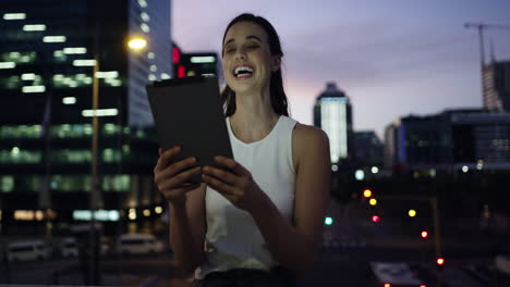 Eine-Geschäftsfrau,-Die-Nachts-Ein-Digitales-Tablet-Nutzt