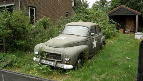 Statik-Des-Parkplatzes-Eines-Alten-Amerikanischen-Militärfahrzeugs-Von-Volvo-In-Einem-Privaten-Garten-Auf-Der-Insel-Texel,-Niederlande