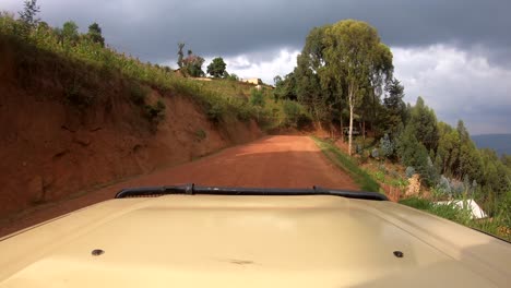 Vehículos-De-Safari-Que-Viajan-A-Través-De-Pueblos-Ruandeses-Y-Caminos-De-Montaña