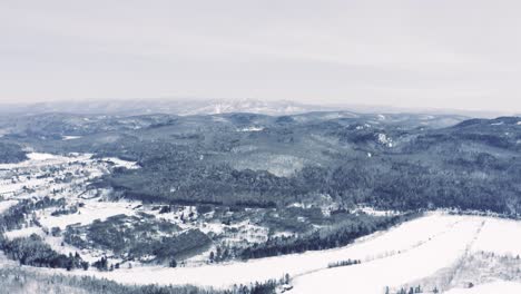 Winterlandschaft---Drohnenflug---4k---Berge---Mont-Tremblant,-Skigebiet-Sequenz-004-007