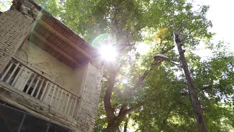 Una-Hermosa-Casa-Antigua-Y-La-Luz-Del-Sol-Que-Pasa-A-Través-De-Los-árboles