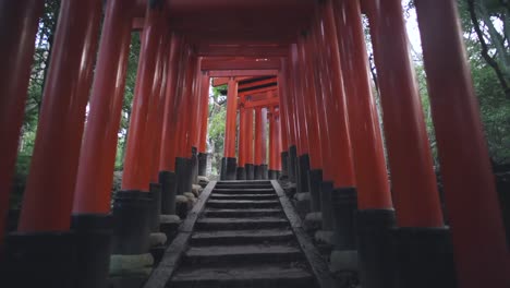 Weg-Und-Treppe-Unter-Den-Roten-Torii-Toren-Des-Berühmten-Fushimi-Inari-Schreins-In-Kyoto,-Japan
