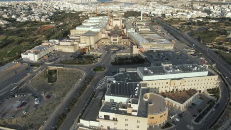 Vista-Aérea-De-Drones-Sobre-El-Hospital-Mater-Dei---Malta