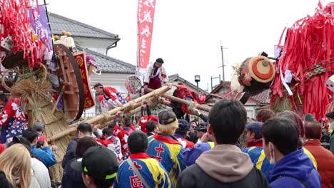 Die-Sagicho-Matsuri-Wagenschlacht-Beginnt-Mit-Der-Menge-Des-Japanischen-Uhrenfestivals