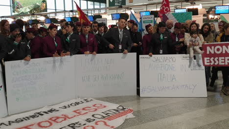 Trabajadores-De-Air-Italy-En-Uniforme-Manifiestan-Contra-Los-Despidos-De-Aerolíneas
