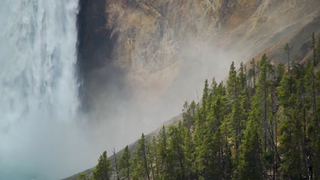 Der-Grand-Canyon-Des-Yellowstone-Nationalparks.-Extreme-Nahaufnahme-Des-Nebels,-Der-Von-Den-Unteren-Wasserfällen-Aufsteigt