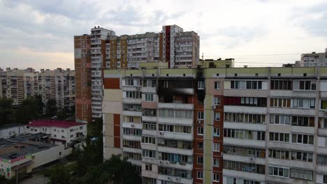 Luftaufnahme-Um-Ein-Altes-Gebäude-Mit-Verbrannten-Wohnungen,-In-Einem-Armen-Ghettoviertel-Von-Kiew,-Bewölkter-Tag,-In-Kiew,-Ukraine---Umlaufbahn,-Drohnenaufnahme