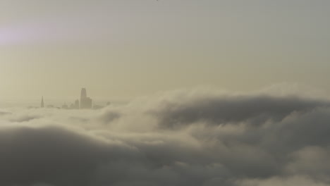 Starke-Wolkendecke-Mit-Der-Skyline-Von-San-Francisco-Im-Hintergrund