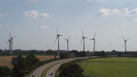 Turbinas-Eólicas-Junto-A-La-Autopista-En-El-Campo-Cerca-De-Nottingham,-Reino-Unido